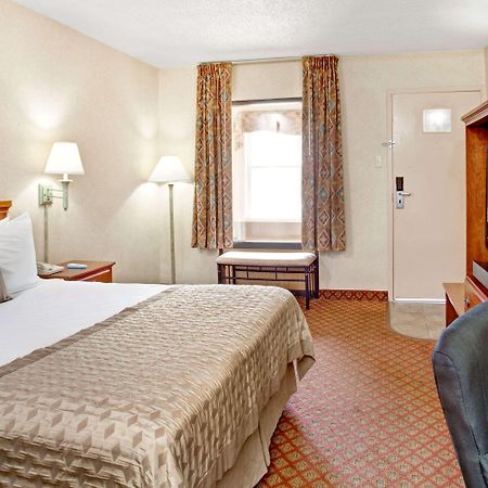 Ramada By Wyndham West Memphis Hotel Eksteriør billede