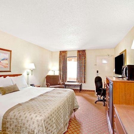 Ramada By Wyndham West Memphis Hotel Eksteriør billede