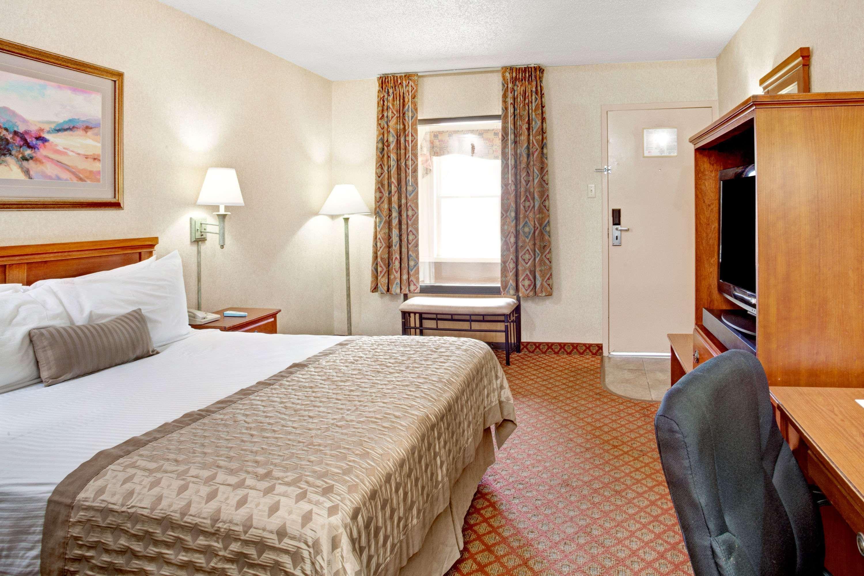 Ramada By Wyndham West Memphis Hotel Eksteriør billede