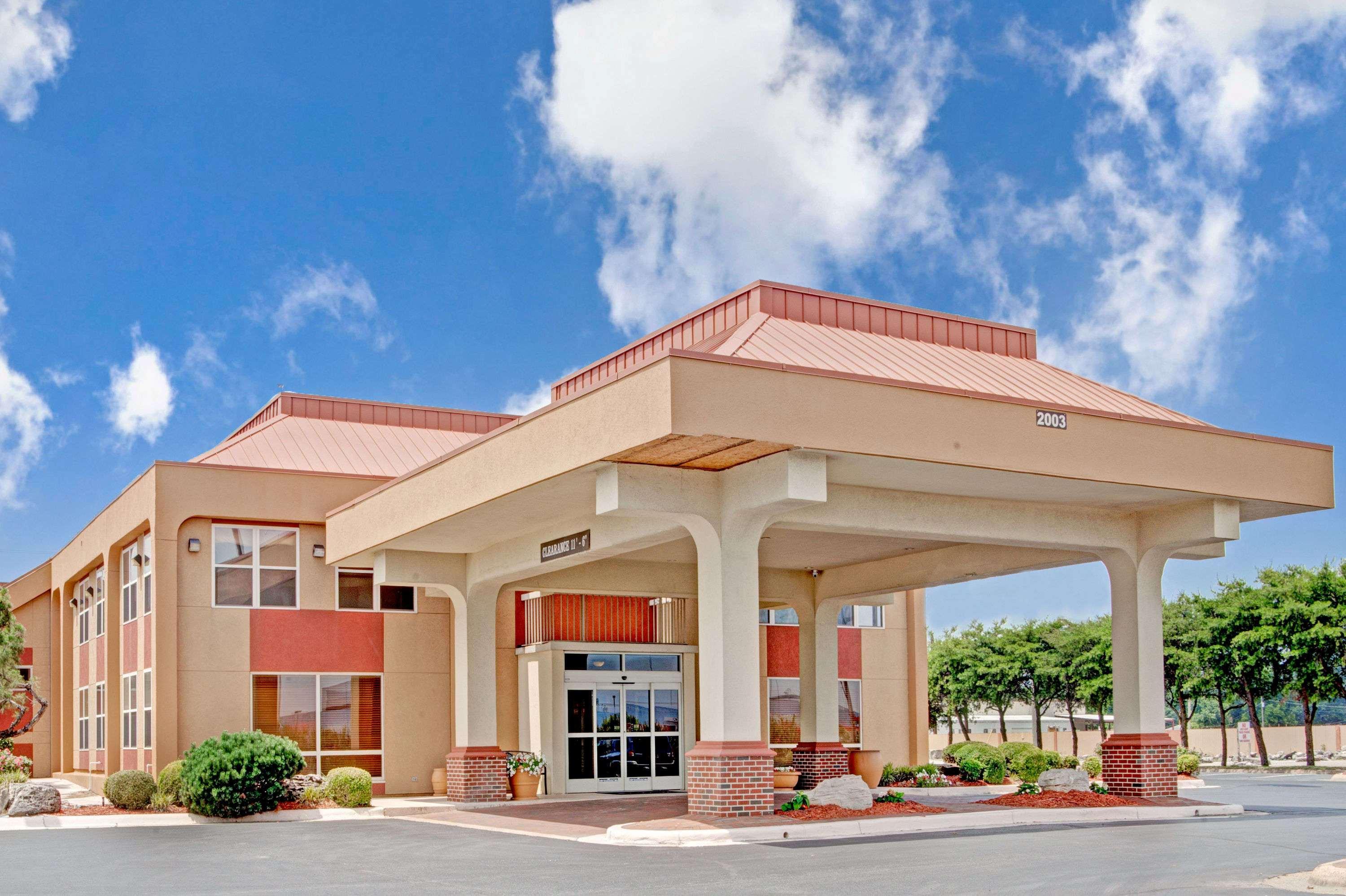 Ramada By Wyndham West Memphis Hotel Eksteriør billede